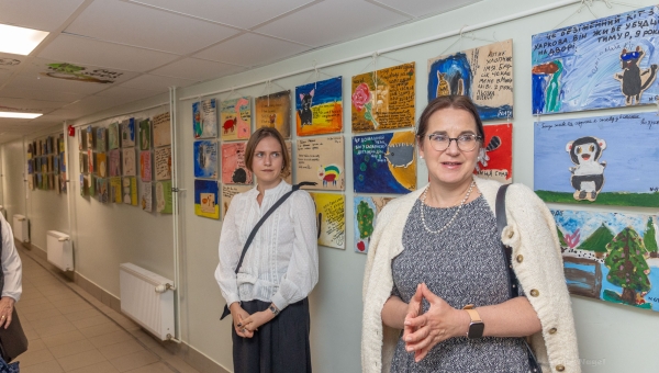 GALERII Ukraina laste südantpuudutav kunst seati üles Võrus asuvas varjumispaigas